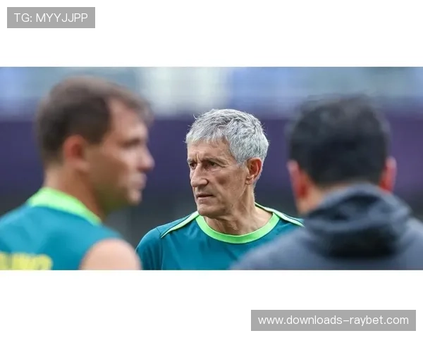 终场哨响,雷恩临时主帅坦布雷低头掩面,换帅动荡持续